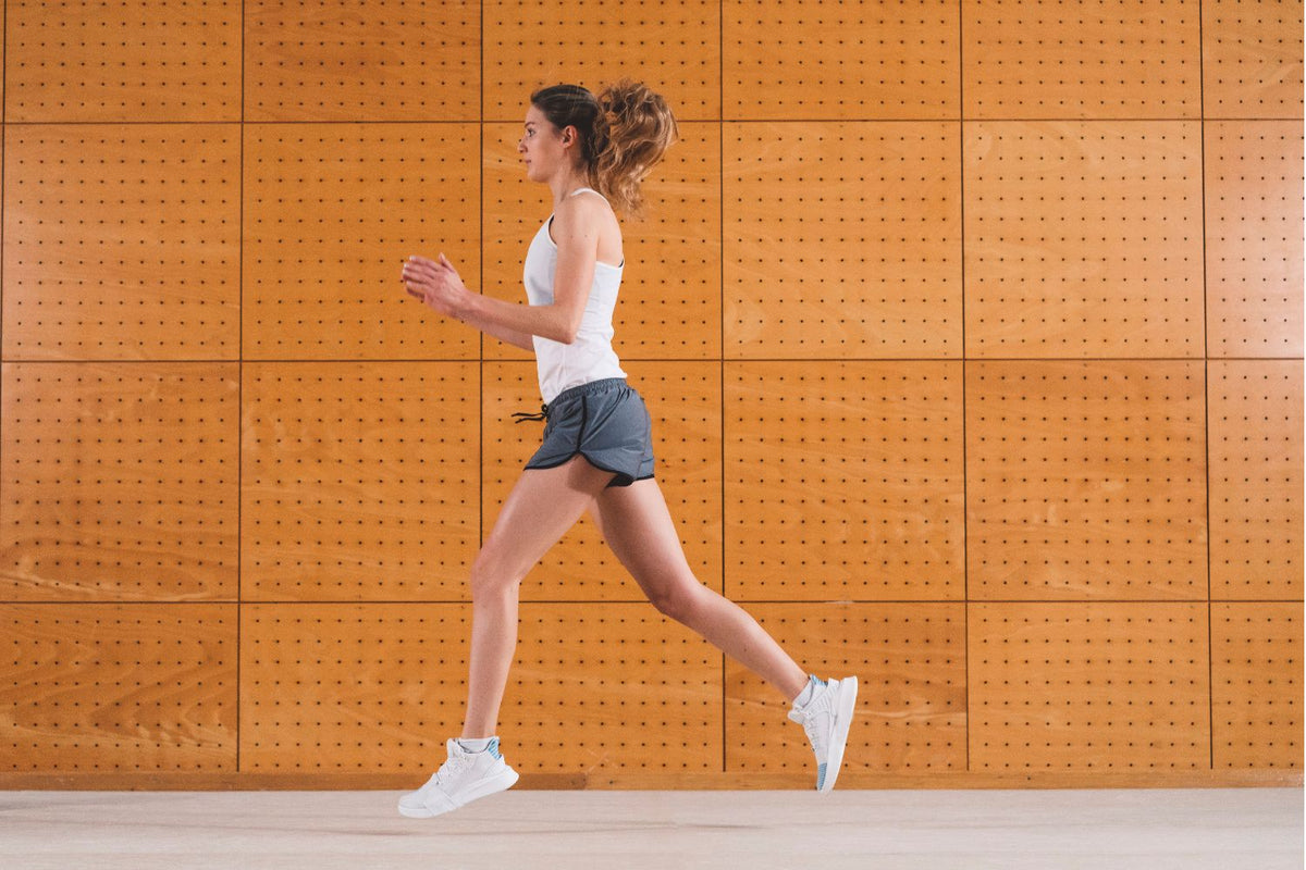 woman doing jumping lunges